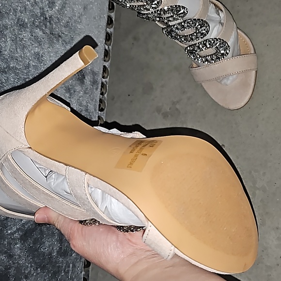 Beautiful Nude Strap with Oval Stones in front Design Heels New! - Picture 6 of 6